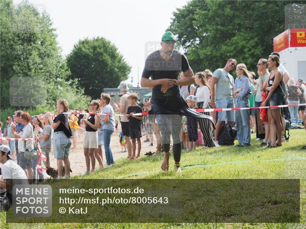 15.06.2025 - 27. Vierlanden-Triathlon KatJ http://msf.ph/oto/8005643 15.06.2025 10:04:37 Schwimmen 404, 452 meine-sportfotos.de