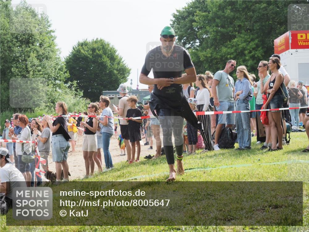 15.06.2025 - 27. Vierlanden-Triathlon KatJ http://msf.ph/oto/8005647 15.06.2025 10:04:37 Schwimmen 404, 452 meine-sportfotos.de