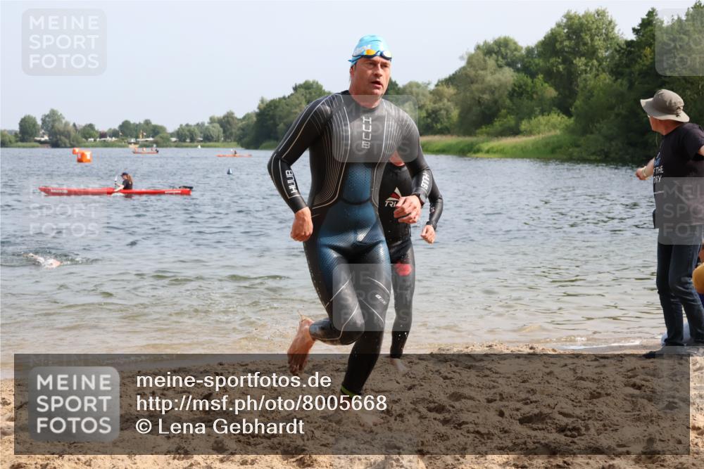 15.06.2025 - 27. Vierlanden-Triathlon Lena Gebhardt http://msf.ph/oto/8005668 15.06.2025 10:03:41 Schwimmen 377, 425, 432, 436, 439, 1398 meine-sportfotos.de