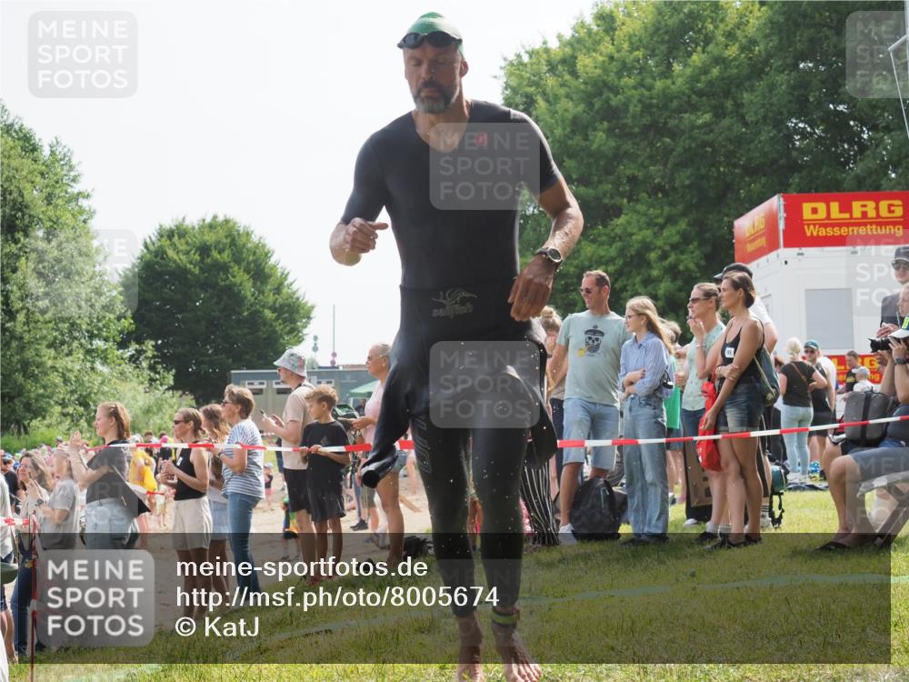 15.06.2025 - 27. Vierlanden-Triathlon KatJ http://msf.ph/oto/8005674 15.06.2025 10:04:38 Schwimmen 390, 404, 452 meine-sportfotos.de