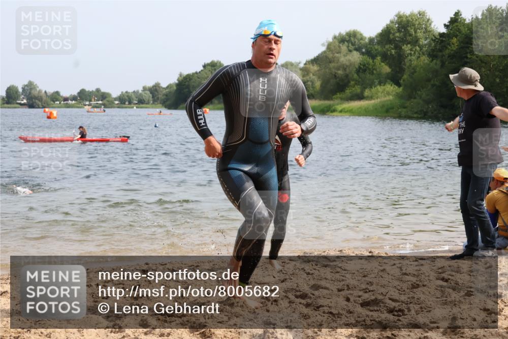 15.06.2025 - 27. Vierlanden-Triathlon Lena Gebhardt http://msf.ph/oto/8005682 15.06.2025 10:03:41 Schwimmen 377, 425, 432, 436, 439, 1398 meine-sportfotos.de