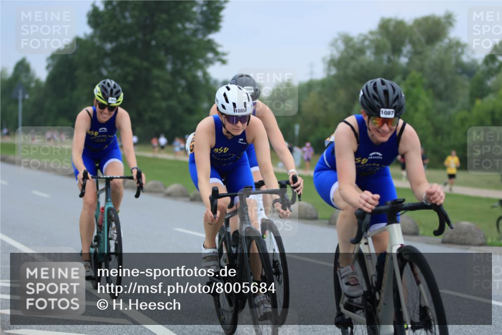 21.06.2025 - 27. Vierlanden-Triathlon H.Heesch http://msf.ph/oto/8005684 15.06.2025 13:07:55 Radfahren 1085, 1086, 1087, 1088, 1121 meine-sportfotos.de