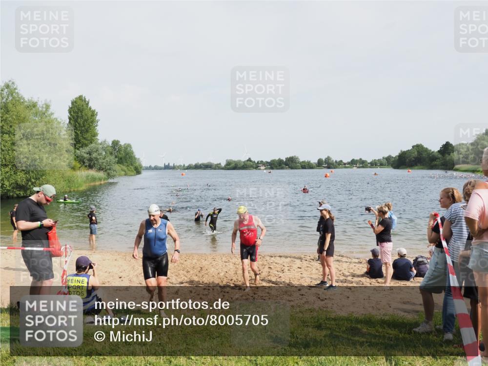 21.06.2025 - 27. Vierlanden-Triathlon MichiJ http://msf.ph/oto/8005705 15.06.2026 10:06:57 Schwimmen 131, 388, 396, 429, 467 meine-sportfotos.de