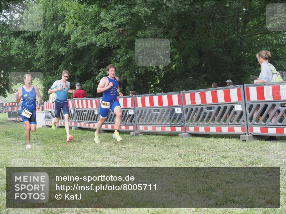 21.06.2025 - 27. Vierlanden-Triathlon KatJ http://msf.ph/oto/8005711 15.06.2025 12:58:50 Ziel 122, 998, 1010, 1011, 1012, 1013, 1038 meine-sportfotos.de
