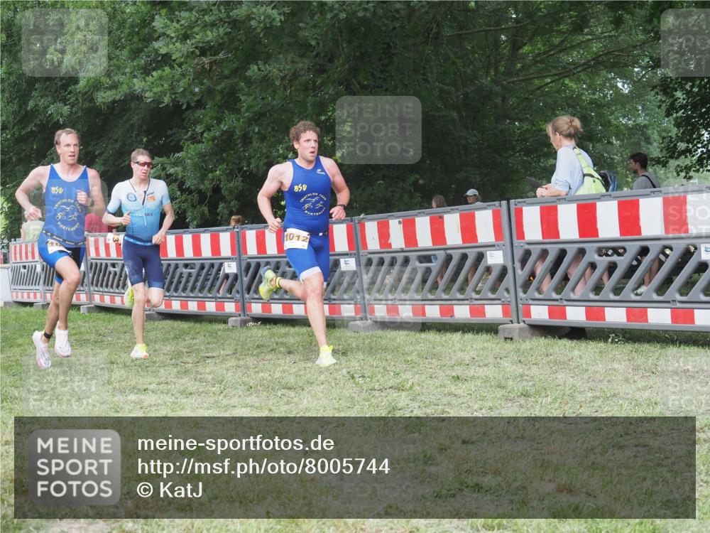 21.06.2025 - 27. Vierlanden-Triathlon KatJ http://msf.ph/oto/8005744 15.06.2025 12:58:51 Ziel 1010, 1011, 1012, 1013, 1038 meine-sportfotos.de