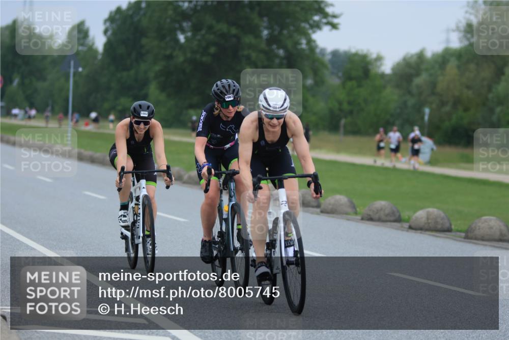 21.06.2025 - 27. Vierlanden-Triathlon H.Heesch http://msf.ph/oto/8005745 15.06.2025 13:08:46 Radfahren 886, 1082, 1083, 1084 meine-sportfotos.de