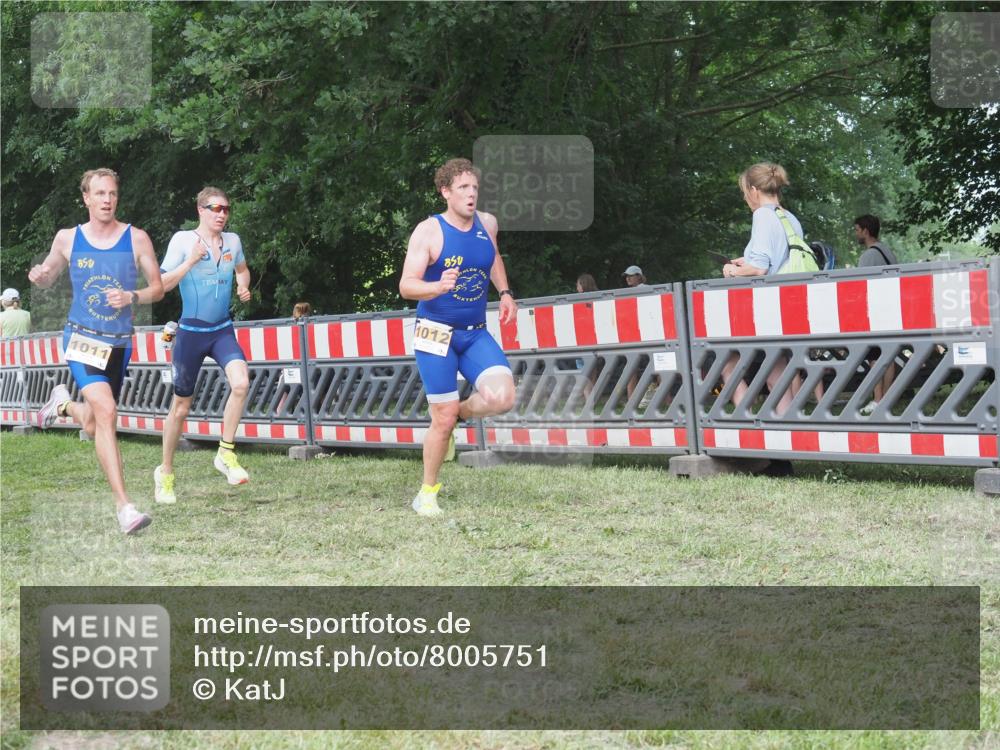 21.06.2025 - 27. Vierlanden-Triathlon KatJ http://msf.ph/oto/8005751 15.06.2025 12:58:51 Ziel 1010, 1011, 1012, 1013, 1038 meine-sportfotos.de