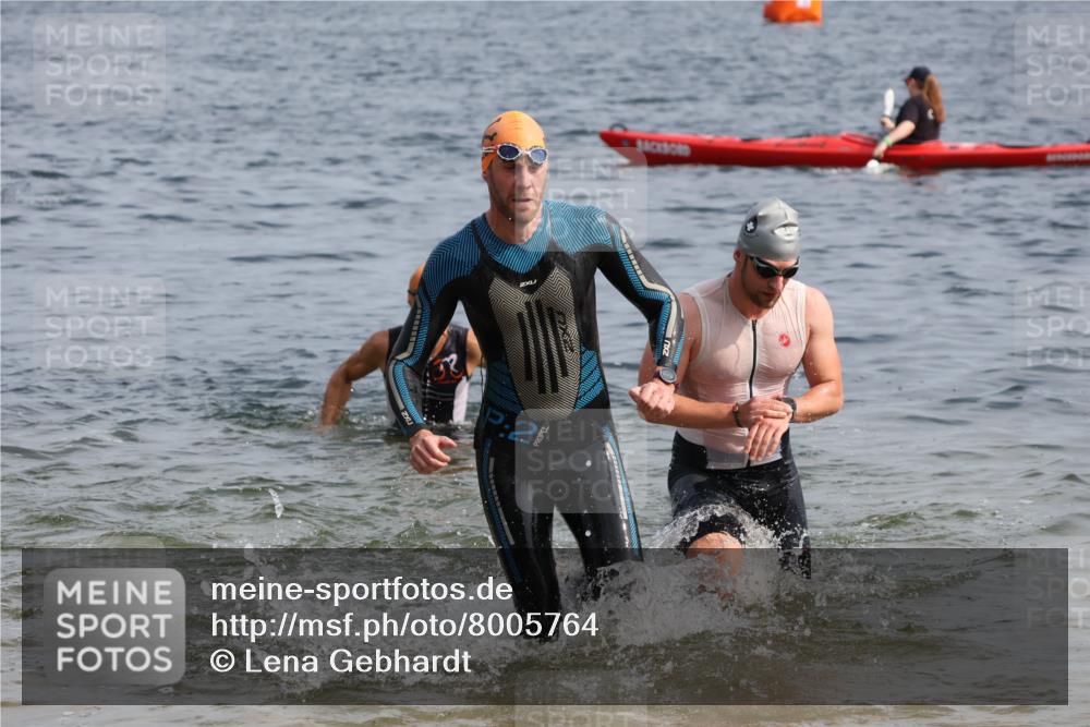 15.06.2025 - 27. Vierlanden-Triathlon Lena Gebhardt http://msf.ph/oto/8005764 15.06.2025 10:03:46 Schwimmen 377, 425, 427, 432, 436, 439, 1398 meine-sportfotos.de