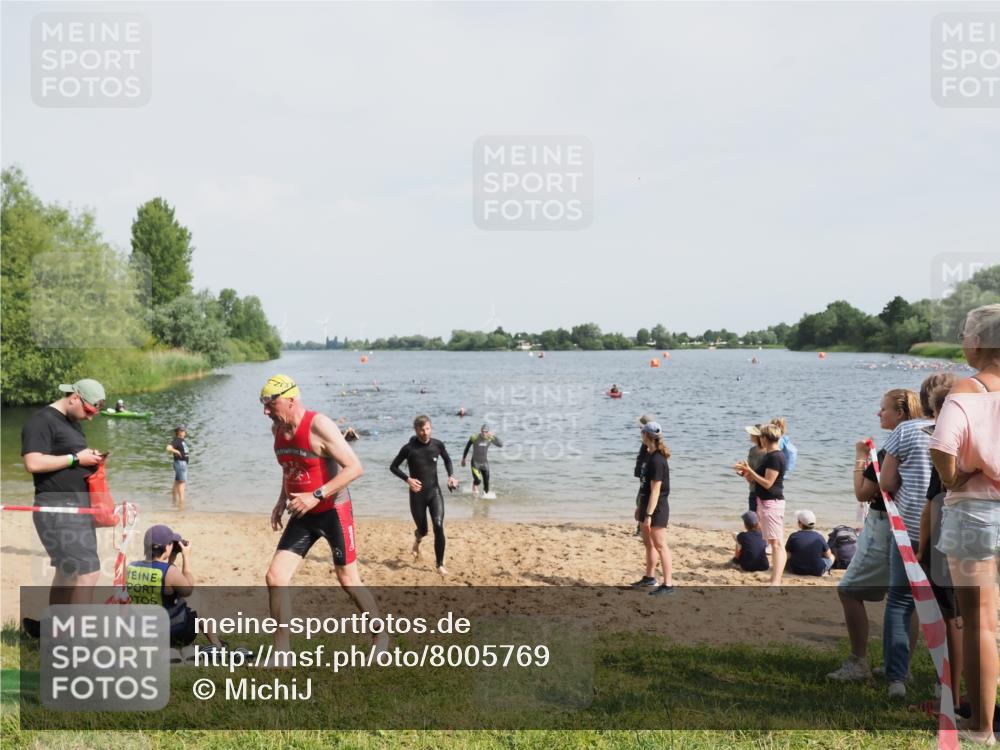 21.06.2025 - 27. Vierlanden-Triathlon MichiJ http://msf.ph/oto/8005769 15.06.2026 10:07:00 Schwimmen 131, 376, 396, 429, 462, 467 meine-sportfotos.de
