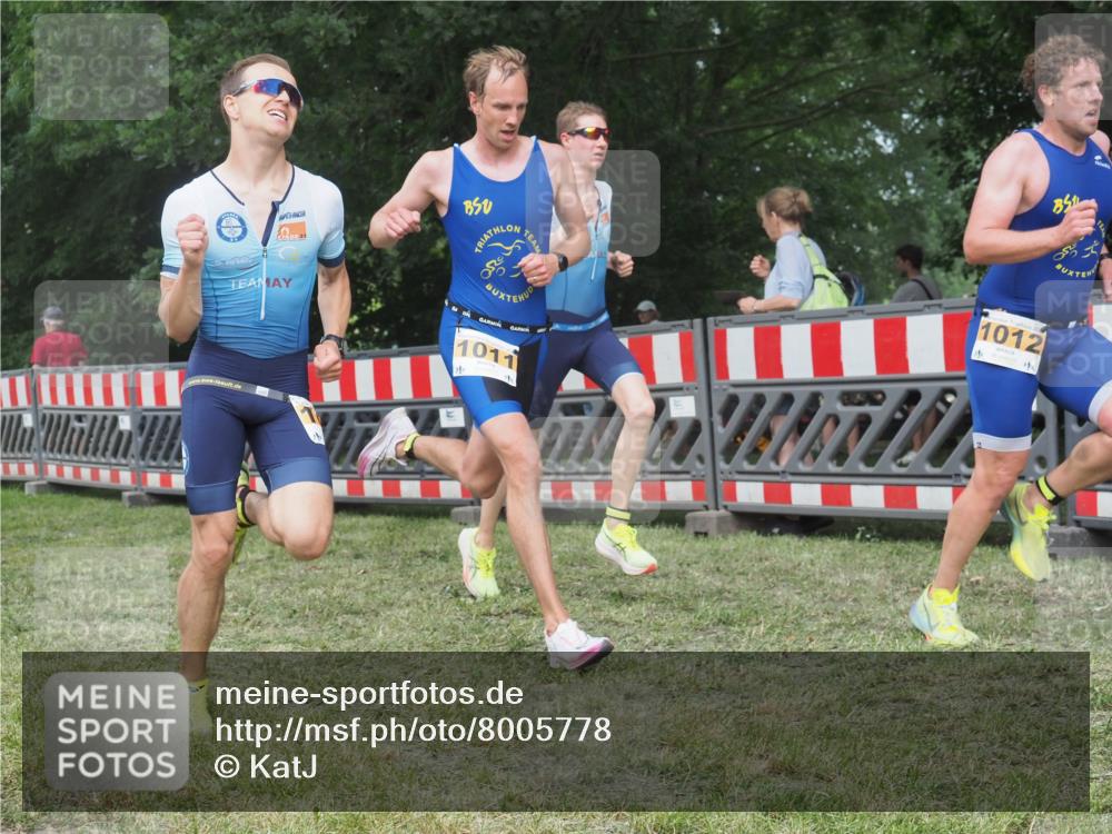 21.06.2025 - 27. Vierlanden-Triathlon KatJ http://msf.ph/oto/8005778 15.06.2025 12:58:52 Ziel 1010, 1011, 1012, 1013, 1038 meine-sportfotos.de