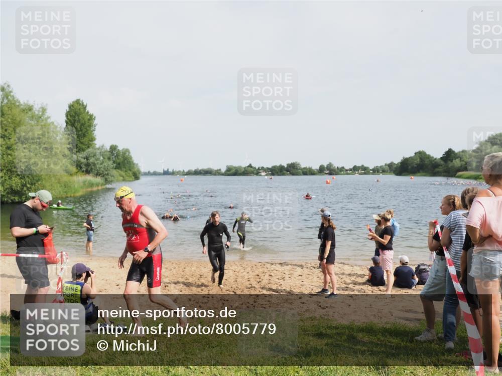 21.06.2025 - 27. Vierlanden-Triathlon MichiJ http://msf.ph/oto/8005779 15.06.2026 10:07:00 Schwimmen 131, 376, 396, 429, 462, 467 meine-sportfotos.de
