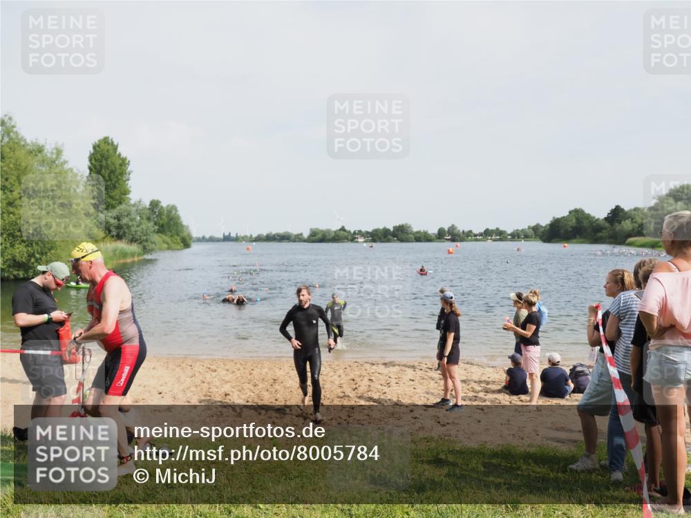 21.06.2025 - 27. Vierlanden-Triathlon MichiJ http://msf.ph/oto/8005784 15.06.2026 10:07:00 Schwimmen 131, 376, 396, 429, 462, 467 meine-sportfotos.de