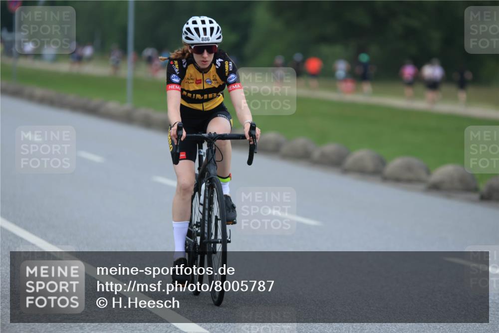 21.06.2025 - 27. Vierlanden-Triathlon H.Heesch http://msf.ph/oto/8005787 15.06.2025 13:08:49 Radfahren 886, 1082, 1083, 1084 meine-sportfotos.de