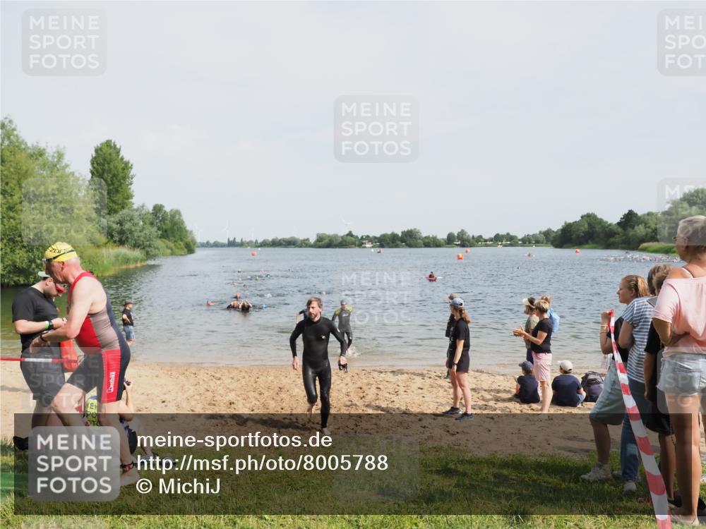 21.06.2025 - 27. Vierlanden-Triathlon MichiJ http://msf.ph/oto/8005788 15.06.2026 10:07:01 Schwimmen 131, 376, 429, 462, 467 meine-sportfotos.de