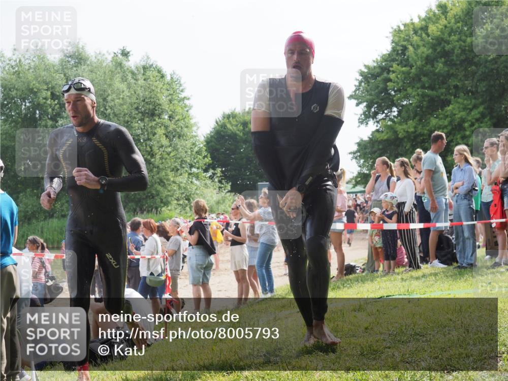 15.06.2025 - 27. Vierlanden-Triathlon KatJ http://msf.ph/oto/8005793 15.06.2025 10:04:46 Schwimmen 390, 404, 452 meine-sportfotos.de