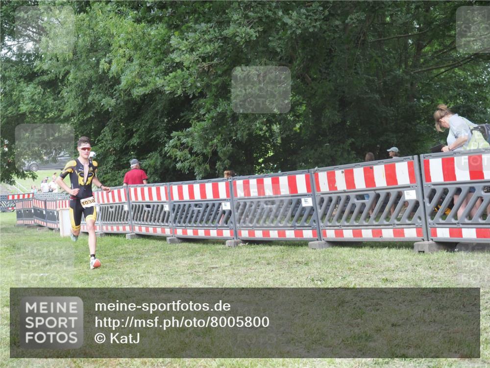 21.06.2025 - 27. Vierlanden-Triathlon KatJ http://msf.ph/oto/8005800 15.06.2025 12:58:54 Ziel 1038 meine-sportfotos.de