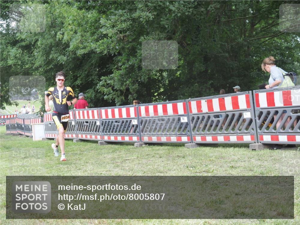 21.06.2025 - 27. Vierlanden-Triathlon KatJ http://msf.ph/oto/8005807 15.06.2025 12:58:54 Ziel 1038 meine-sportfotos.de