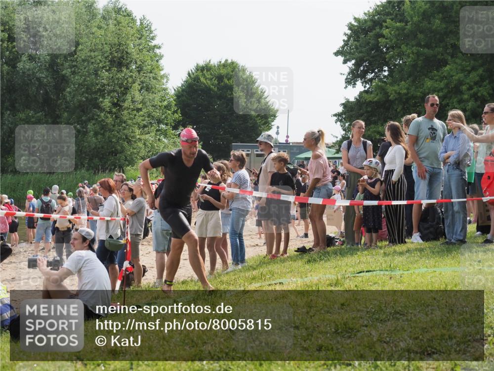 15.06.2025 - 27. Vierlanden-Triathlon KatJ http://msf.ph/oto/8005815 15.06.2025 10:04:54 Schwimmen 389, 390, 400 meine-sportfotos.de