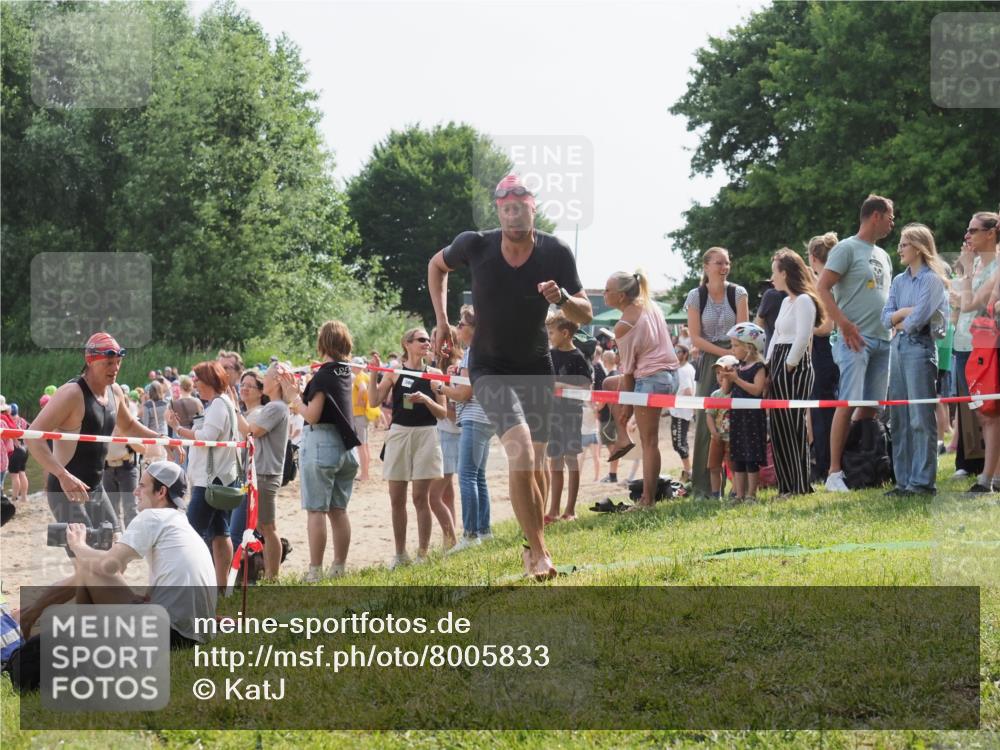 15.06.2025 - 27. Vierlanden-Triathlon KatJ http://msf.ph/oto/8005833 15.06.2025 10:04:55 Schwimmen 389, 400 meine-sportfotos.de