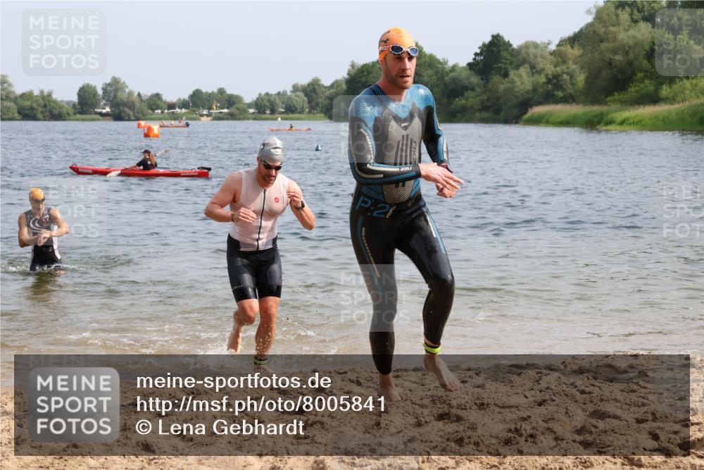 15.06.2025 - 27. Vierlanden-Triathlon Lena Gebhardt http://msf.ph/oto/8005841 15.06.2025 10:03:49 Schwimmen 377, 415, 425, 427, 432, 436, 439, 1398 meine-sportfotos.de