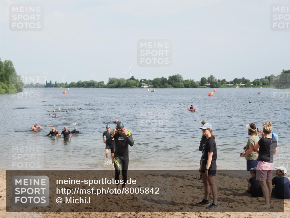 21.06.2025 - 27. Vierlanden-Triathlon MichiJ http://msf.ph/oto/8005842 15.06.2026 10:07:04 Schwimmen 131, 376, 429, 462, 467 meine-sportfotos.de