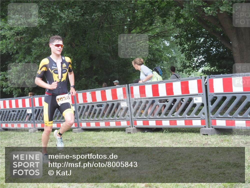 21.06.2025 - 27. Vierlanden-Triathlon KatJ http://msf.ph/oto/8005843 15.06.2025 12:58:55 Ziel 1038 meine-sportfotos.de