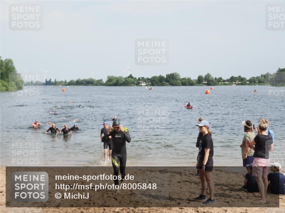 21.06.2025 - 27. Vierlanden-Triathlon MichiJ http://msf.ph/oto/8005848 15.06.2026 10:07:04 Schwimmen 131, 376, 429, 462, 467 meine-sportfotos.de