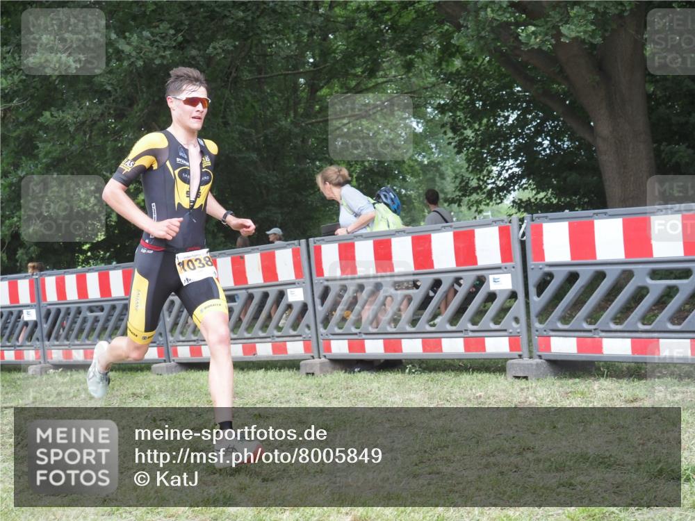 21.06.2025 - 27. Vierlanden-Triathlon KatJ http://msf.ph/oto/8005849 15.06.2025 12:58:55 Ziel 1038 meine-sportfotos.de