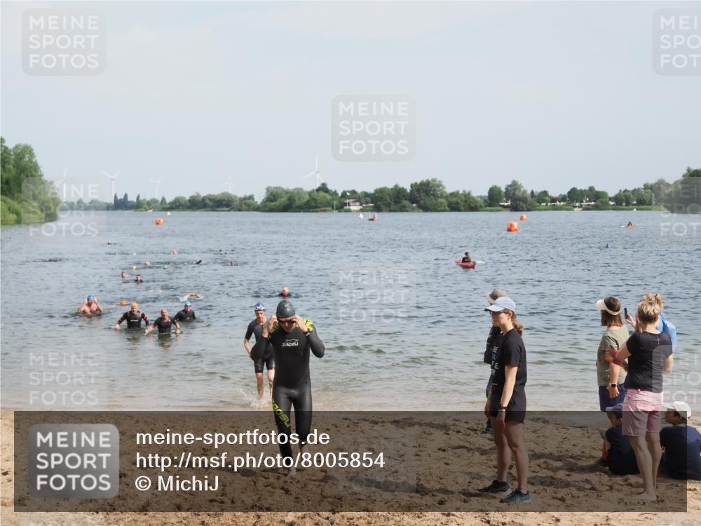 21.06.2025 - 27. Vierlanden-Triathlon MichiJ http://msf.ph/oto/8005854 15.06.2026 10:07:04 Schwimmen 131, 376, 429, 462, 467 meine-sportfotos.de