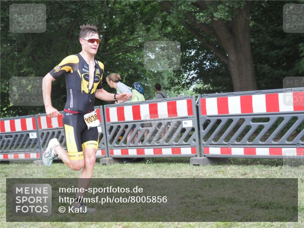 21.06.2025 - 27. Vierlanden-Triathlon KatJ http://msf.ph/oto/8005856 15.06.2025 12:58:55 Ziel 1038 meine-sportfotos.de