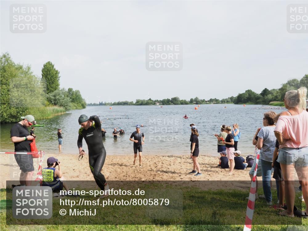 21.06.2025 - 27. Vierlanden-Triathlon MichiJ http://msf.ph/oto/8005879 15.06.2026 10:07:07 Schwimmen 131, 376, 462 meine-sportfotos.de