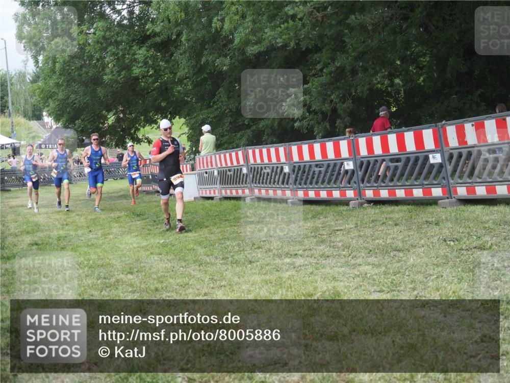 21.06.2025 - 27. Vierlanden-Triathlon KatJ http://msf.ph/oto/8005886 15.06.2025 12:59:11 Ziel 994, 1014, 1015, 1016, 1018 meine-sportfotos.de