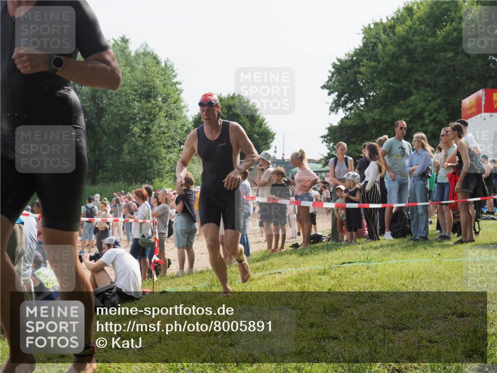 15.06.2025 - 27. Vierlanden-Triathlon KatJ http://msf.ph/oto/8005891 15.06.2025 10:04:57 Schwimmen 389, 400 meine-sportfotos.de
