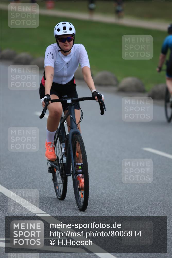 21.06.2025 - 27. Vierlanden-Triathlon H.Heesch http://msf.ph/oto/8005914 15.06.2025 13:13:30 Radfahren 883, 884, 1178, 1200, 1225 meine-sportfotos.de