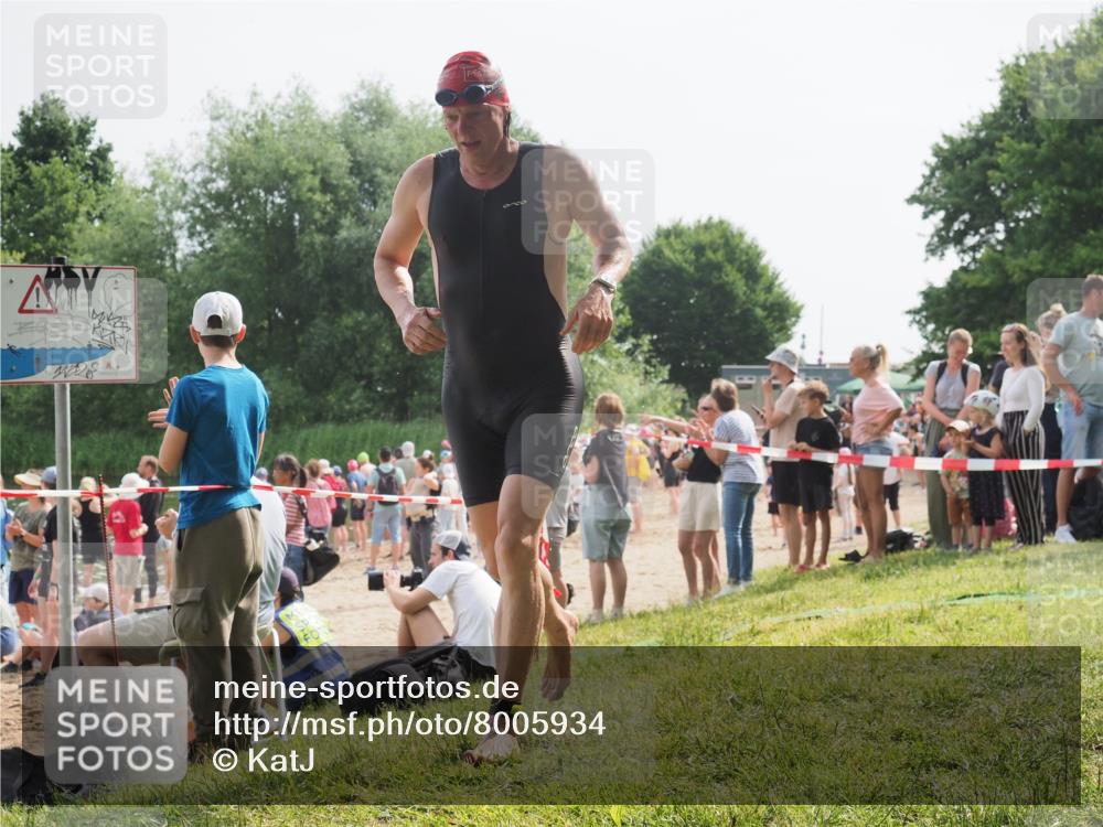 15.06.2025 - 27. Vierlanden-Triathlon KatJ http://msf.ph/oto/8005934 15.06.2025 10:04:58 Schwimmen 389, 400 meine-sportfotos.de