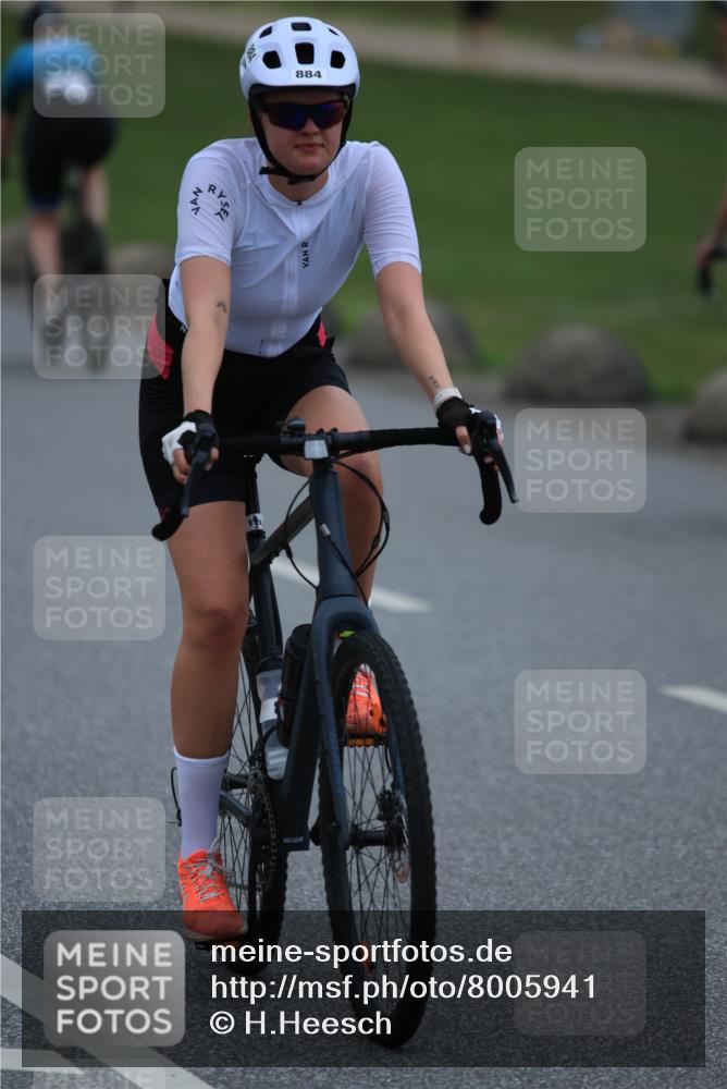 21.06.2025 - 27. Vierlanden-Triathlon H.Heesch http://msf.ph/oto/8005941 15.06.2025 13:13:31 Radfahren 883, 884, 1178, 1200 meine-sportfotos.de