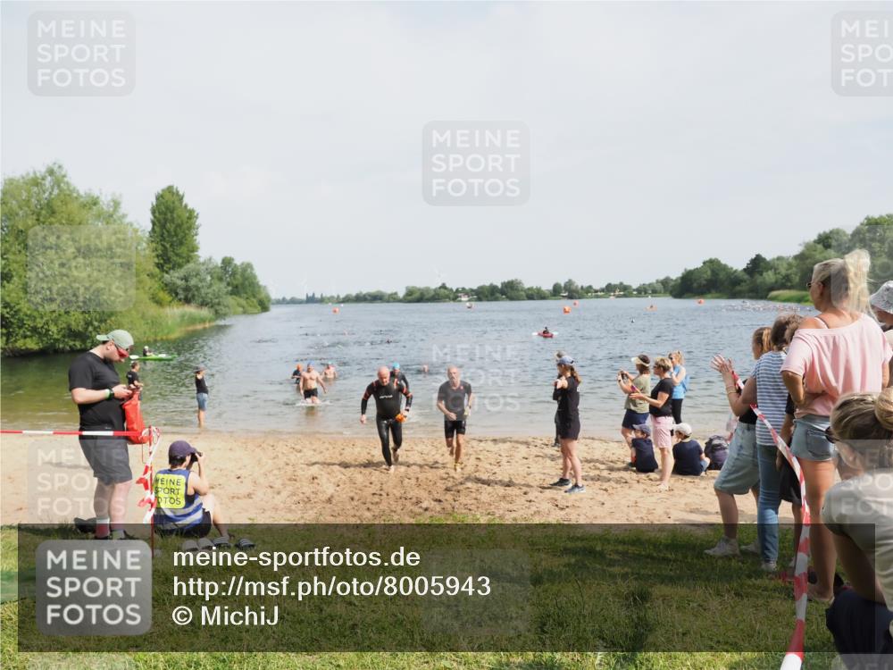 21.06.2025 - 27. Vierlanden-Triathlon MichiJ http://msf.ph/oto/8005943 15.06.2026 10:07:15 Schwimmen 383, 431, 459, 462 meine-sportfotos.de