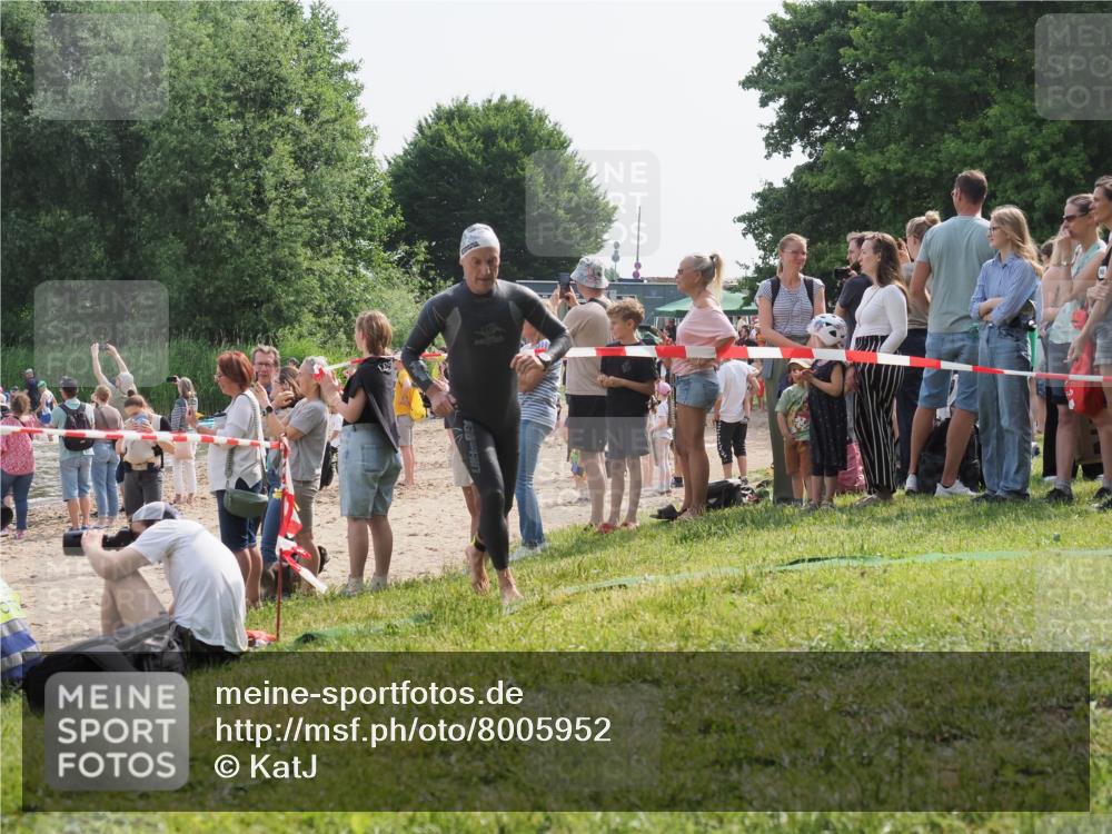 15.06.2025 - 27. Vierlanden-Triathlon KatJ http://msf.ph/oto/8005952 15.06.2025 10:05:07 Schwimmen 412 meine-sportfotos.de