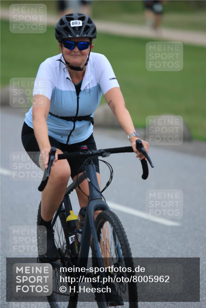 21.06.2025 - 27. Vierlanden-Triathlon H.Heesch http://msf.ph/oto/8005962 15.06.2025 13:13:33 Radfahren 883, 884, 1178 meine-sportfotos.de