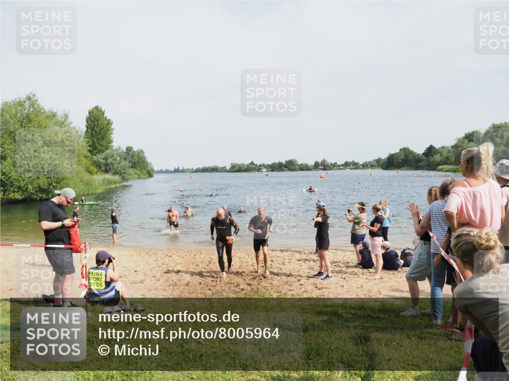 21.06.2025 - 27. Vierlanden-Triathlon MichiJ http://msf.ph/oto/8005964 15.06.2026 10:07:16 Schwimmen 374, 383, 431, 459, 462 meine-sportfotos.de