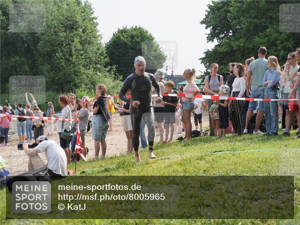 15.06.2025 - 27. Vierlanden-Triathlon KatJ http://msf.ph/oto/8005965 15.06.2025 10:05:08 Schwimmen 412, 422 meine-sportfotos.de