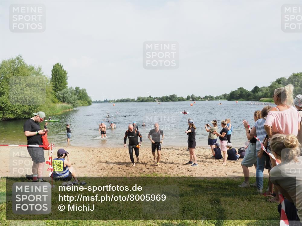 21.06.2025 - 27. Vierlanden-Triathlon MichiJ http://msf.ph/oto/8005969 15.06.2026 10:07:16 Schwimmen 374, 383, 431, 459, 462 meine-sportfotos.de