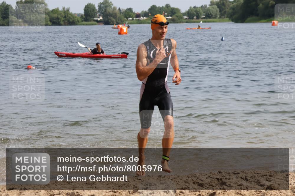 15.06.2025 - 27. Vierlanden-Triathlon Lena Gebhardt http://msf.ph/oto/8005976 15.06.2025 10:03:54 Schwimmen 415, 427, 436, 1398 meine-sportfotos.de