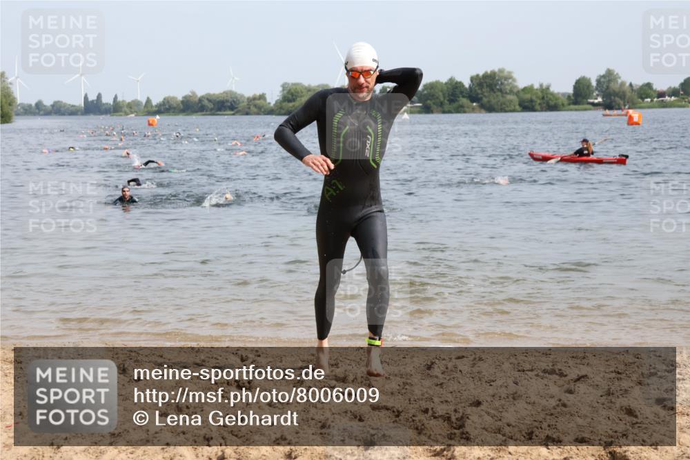 15.06.2025 - 27. Vierlanden-Triathlon Lena Gebhardt http://msf.ph/oto/8006009 15.06.2025 10:03:56 Schwimmen 415, 427, 436, 1398 meine-sportfotos.de