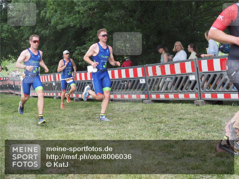 21.06.2025 - 27. Vierlanden-Triathlon KatJ http://msf.ph/oto/8006036 15.06.2025 12:59:14 Ziel 994, 1014, 1015, 1016, 1018, 1027 meine-sportfotos.de