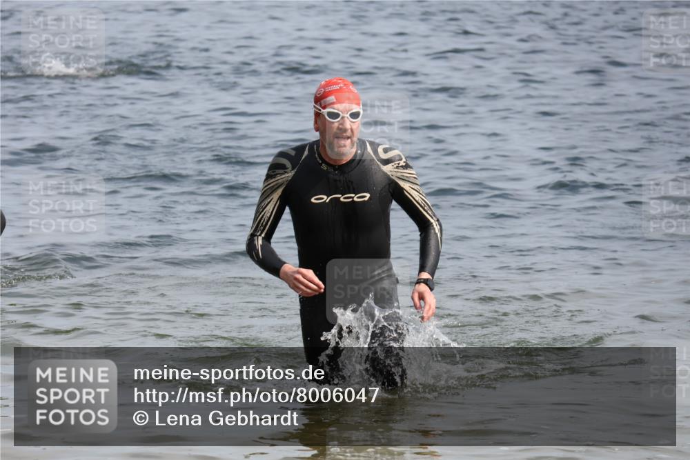 15.06.2025 - 27. Vierlanden-Triathlon Lena Gebhardt http://msf.ph/oto/8006047 15.06.2025 10:04:05 Schwimmen 411, 415, 427 meine-sportfotos.de