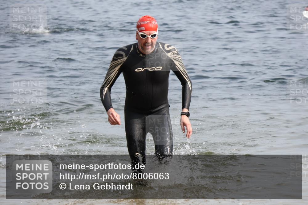 15.06.2025 - 27. Vierlanden-Triathlon Lena Gebhardt http://msf.ph/oto/8006063 15.06.2025 10:04:07 Schwimmen 411, 415, 453, 464 meine-sportfotos.de
