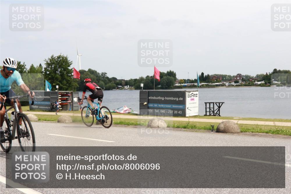 21.06.2025 - 27. Vierlanden-Triathlon H.Heesch http://msf.ph/oto/8006096 15.06.2025 11:55:54 Radfahren 699, 779 meine-sportfotos.de