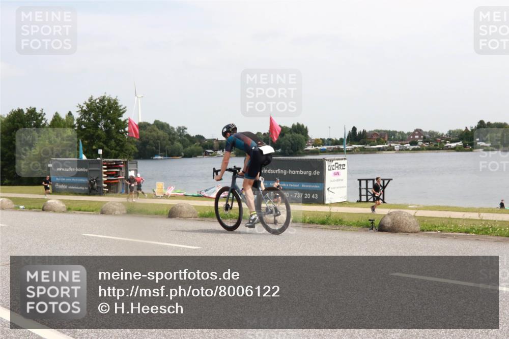 21.06.2025 - 27. Vierlanden-Triathlon H.Heesch http://msf.ph/oto/8006122 15.06.2025 11:56:09 Radfahren 832, 843 meine-sportfotos.de