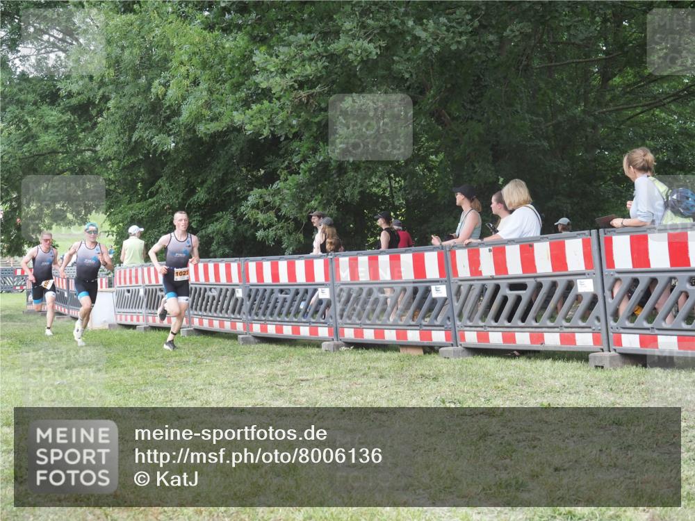 21.06.2025 - 27. Vierlanden-Triathlon KatJ http://msf.ph/oto/8006136 15.06.2025 12:59:24 Ziel 851, 1024, 1025, 1026, 1027 meine-sportfotos.de